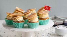 Ale babeczka! 5 inspiracji do przygotowania domowych babeczek Styl życia, LIFESTYLE - Babeczki, z ang. cupcakes, szturmem zdobyły polskie stoły… i podniebienia. Te miniciastka, które swoimi rozmiarami przypominają kubeczki (ang. cups), dzięki nieograniczonej opcji łączenia smaków, kolorów i dekoracji stały się wręcz małymi dziełami sztuki (...)