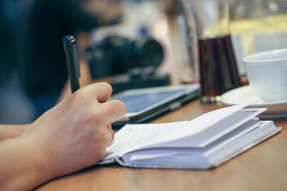 Języka obcego nauczymy się w każdym wieku Styl życia, LIFESTYLE - Języka obcego możemy nauczyć się w każdym wieku – potwierdzają to liczne badania naukowe. Jedyne, co się zmienia wraz z upływem czasu, to sposób przyswajania wiedzy. Małe dzieci nabywają język w sposób nieświadomy, dorośli zaś wykorzystują swoje zasoby intelektualne.