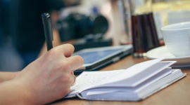 Języka obcego nauczymy się w każdym wieku Styl życia, LIFESTYLE - Języka obcego możemy nauczyć się w każdym wieku – potwierdzają to liczne badania naukowe. Jedyne, co się zmienia wraz z upływem czasu, to sposób przyswajania wiedzy. Małe dzieci nabywają język w sposób nieświadomy, dorośli zaś wykorzystują swoje zasoby intelektualne.
