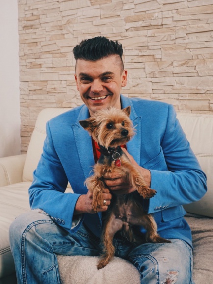 Gwiazdor disco polo chce przygarnąć pieska ze schroniska Styl życia, LIFESTYLE - Niecik jest popularną gwiazdą disco polo. Fani cenią jego szczerość, autentyczność i miłość do zwierząt. Teraz gwiazdor rozważa adopcję porzuconego kundelka.