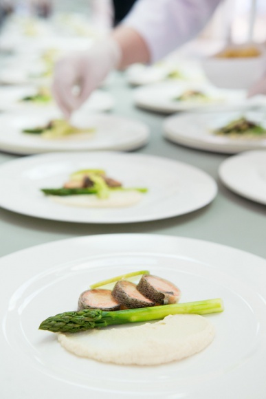 Kulinarne SOS, czyli catering wielkanocny dla zabieganych Styl życia, LIFESTYLE - Choć chcielibyśmy przygotować wielkanocne specjały samodzielnie od podstaw, to jednak nierzadko codzienność brutalnie weryfikuje nasze plany. Z pomocą przychodzi wtedy ratunek dla zabieganych, czyli catering.