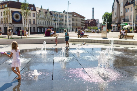 Majówka w wielkim mieście Styl życia, LIFESTYLE - Rozpoczyna się najdłuższy weekend w roku. Sposobów na spędzenie pierwszej ciepłej majówki jest wiele. Część z nas zostaje na miejscu, w mieście. Jak umilić sobie ten czas i gdzie szukać miejsca do relaksu? Oto kilka pomysłów ma majówkę w metropolii.