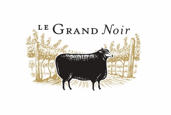Le Grand Noir – wino o buntowniczej naturze Styl życia, LIFESTYLE - Co może powstać z połączenia francuskiej tradycji winiarskiej i nieszablonowego smaku nowego świata? Co może powstać w wyniku połączenia doświadczenia, pasji, chęci rozwoju i kreatywności? Odpowiedź to wino Le Grand Noir, czyli niebanalny smak i czarna owca na etykiecie.