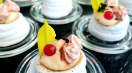 Jubileusz 80-lecia Toru Służewiec z marką Deli Catering Styl życia, LIFESTYLE - W tym roku przypada dokładnie 80. rocznica otwarcia Toru Służewiec. O oprawę kulinarną jubileuszu zadbał lider na rynku usług cateringowych w zakresie kulinariów eventowych – marka Deli Catering.