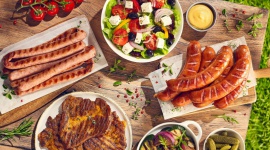 Wyjątkowy smak i aromat – prosto z rusztu Styl życia, LIFESTYLE - Długo wyczekiwany sezon grillowy wreszcie w pełni. Ciepła aura zachęca do towarzyskich spotkań przy ruszcie i cieszenia się niepowtarzalnym smakiem i aromatem grillowanych dań.