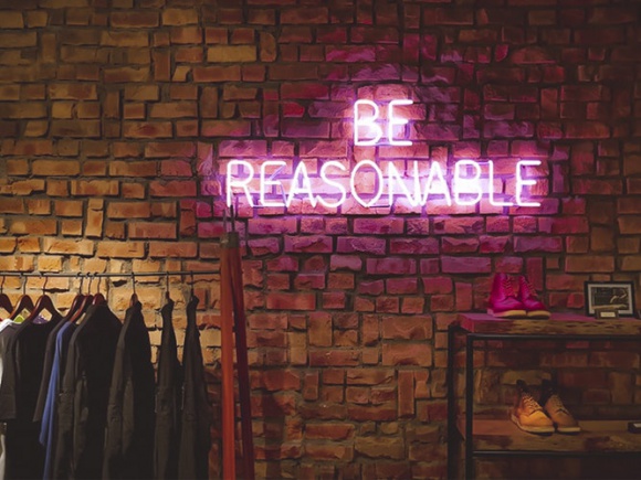 5 przykazań slow fashion Styl życia, LIFESTYLE - Polacy przeznaczają na ubrania i buty średnio 300 euro, co stanowi 5,2 proc. wszystkich pieniędzy pożytkowanych na konsumpcję. Przemysł modowy generuje rocznie 92 miliony ton odpadów. Slow fashion to trend, który ma szansę ograniczyć negatywny wpływ branży modowej na środowisko.