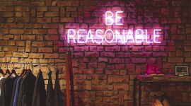 5 przykazań slow fashion Styl życia, LIFESTYLE - Polacy przeznaczają na ubrania i buty średnio 300 euro, co stanowi 5,2 proc. wszystkich pieniędzy pożytkowanych na konsumpcję. Przemysł modowy generuje rocznie 92 miliony ton odpadów. Slow fashion to trend, który ma szansę ograniczyć negatywny wpływ branży modowej na środowisko.