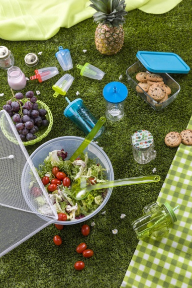 Kolorowy, smakowity i wyjątkowo radosny piknik Styl życia, LIFESTYLE - Ciepłe, słoneczne dni zachęcają do pikników, grillowania i towarzyskich spotkań w ogrodzie. Któż ich nie lubi? Pyszne, lekkie jedzenie, kolorowe, soczyste koktajle, luźna atmosfera i mnóstwo radości.