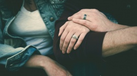 Szybkie randki czy bezpieczne znajomości? Styl życia, LIFESTYLE - W świecie, w którym wszystko przyspiesza, błyskawiczne stają się także randki. Aplikacje randkowe mogą prowokować do szybkich decyzji i do dzielenia się z innymi bardzo osobistymi informacjami. Rodzi to jednak pytania o bezpieczeństwo użytkowników.