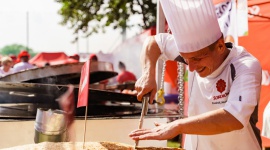 Największy burger w Polsce - nowy rekord Styl życia, LIFESTYLE - To już oficjalne – Sokołów ustanowił nowy rekord Polski na największego burgera. Osiągnięcie zostało potwierdzone przez Biuro Rekordów. Burger został przygotowany podczas dorocznej imprezy Sokołów CUP.