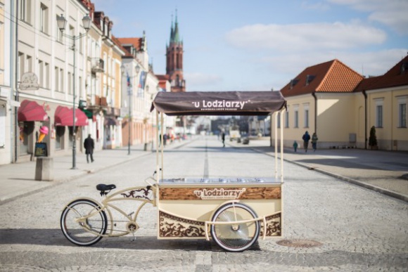Mobilna flota Lodziarzy wyrusza na szlak Styl życia, LIFESTYLE - W parkach i na skwerach, w centrach miast i przy plażach – designerskie wózki, riksze i ice-trucki Wytwórni Lodów Polskich „u Lodziarzy” ponownie ruszyły w Polskę. Podlaska, mobilna flota już drugi rok z rzędu przyciąga uwagę klientów i całej lodowej branży.