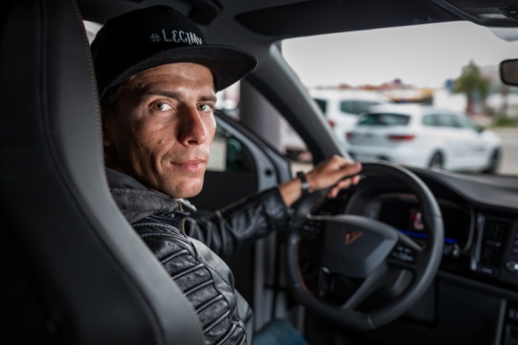 Ultratriathlonista Robert Karaś pierwszym Partnerem marki CUPRA Styl życia, LIFESTYLE - Przepłynąć bez przerwy ponad 11 km, przejechać rowerem dystans między Gdynią i Rzeszowem, a na koniec przebiec 126 km. Niemożliwe? Nie dla Roberta Karasia. W jego pasji towarzyszy mu CUPRA.