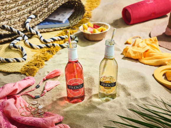Fresco Frizzante otwiera sezon orzeźwienia! Styl życia, LIFESTYLE - Chociaż do wakacji została jeszcze chwila czasu marka Fresco – jeden z liderów na polskim rynku wina – nie zwalnia tempa i już teraz rozpoczyna kolejną edycję kampanii „Wszystko dla orzeźwienia”. Tym razem do współpracy weszła firma Limango.