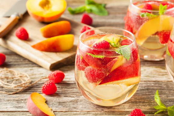 (Nie)winne orzeźwienie na upalne dni Styl życia, LIFESTYLE - Drinki tylko na bazie mocnych alkoholi? Nie tylko! Okazuje się, że wino jest doskonałym składnikiem orzeźwiających koktajli - poniższe przepisy idealnie sprawdzą się na obecne upały!