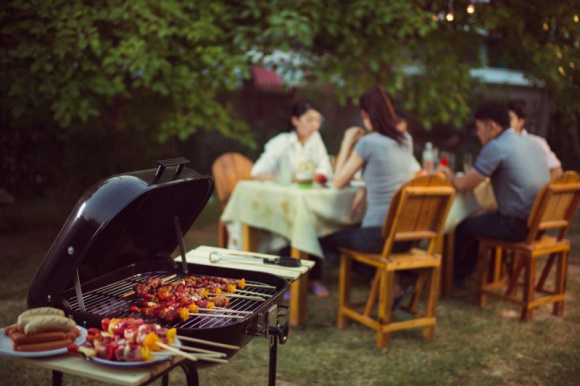 Grilluj ze smakiem, czyli proste sposoby na zdrowe grillowanie Styl życia, LIFESTYLE - Grillowanie żartobliwie uznawane jest za nasz sport narodowy, a ilu grillujących tyle sposobów, trików i złotych porad na idealnie spędzone popołudnie nad żarzącymi się węgielkami.