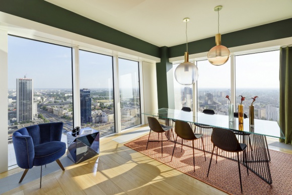 Fiore Verde apartament pokazowy - Galeria Heban Styl życia, LIFESTYLE - Złota 44 to najbardziej prestiżowy adres w Polsce i najwyższy apartamentowiec, którego autorem jest światowej sławy architekt Daniel Libeskind. Na 33. piętrze powstał apartament Fiore Verde, zaaranżowany przez Galerię Heban.