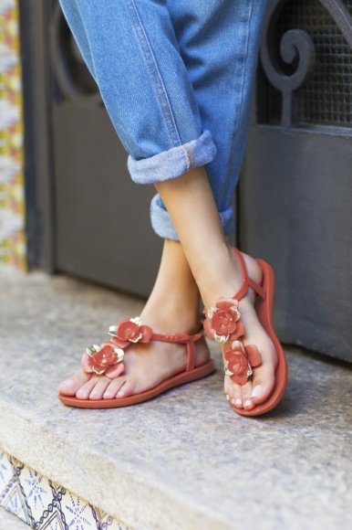 Miejski szyk latem Styl życia, LIFESTYLE - Miejski szyk charakteryzują proste formy, stonowane kolory i subtelne dodatki. To styl będący połączeniem elegancji i casualowego luzu. Latem warto wzbogacić go odrobiną koloru, który pojawi się w wybranym elemencie naszej garderoby.