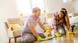 Jak dzielić się obowiązkami domowymi Styl życia, LIFESTYLE - Domowe obowiązki takie jak gotowanie, sprzątanie czy opieka nad dziećmi zazwyczaj traktowane są jako „kobiece zajęcia”.