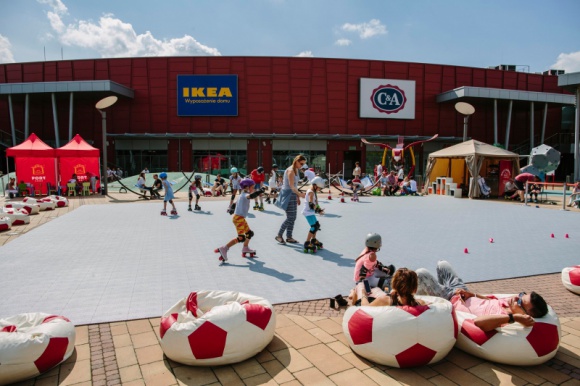 Mega zabawa na wrotkach w Porcie Łódź Styl życia, LIFESTYLE - 45 par butów na kółkach, kaski, ochraniacze oraz 200 mkw. profesjonalnej powierzchni do jazdy – Port Łódź zaprasza do wspólnej zabawy w bezpłatnej wrotkarni zlokalizowanej w najbardziej urokliwym miejscu, na Patio Centrum