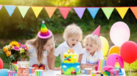 Słodycze idealne na letnią imprezę Styl życia, LIFESTYLE - Szukasz zdrowszej alternatywy dla tradycyjnych słodyczy, które sprawdzą się podczas letnich imprez? Planujesz wyprawić urodziny dziecka – i chcesz uraczyć gości smacznymi i zdrowymi łakociami? Podpowiadamy jakie wybrać, by każde letnie przyjęcie było wspominane ze smakiem!