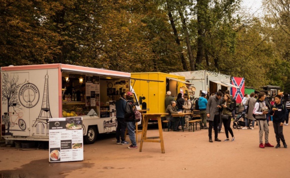 Uliczna Sztuka - Uliczne Jedzenie 2019 Styl życia, LIFESTYLE - W niedzielę 15 września w Parku Szczęśliwickim po raz kolejny odbędzie się największy festiwal street food, tańca i muzyki. Piknik kulinarno-taneczny adresowany jest do rodzin z dziećmi, młodzieży i osób dorosłych.