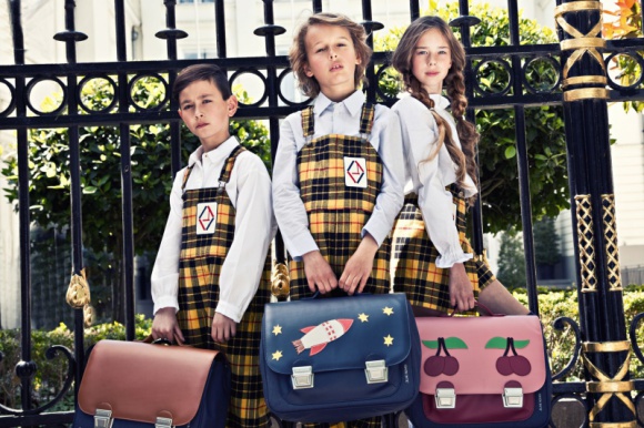 Strój i tornistry w stylu vintage. Tak właśnie teraz kształtuje się szkolna moda Styl życia, LIFESTYLE - Potrzeba budowania swojego wizerunku, wyraźnie akcentowanego dzięki ubraniom i wszelkim akcesoriom, cechuje nie tylko dorosłych.