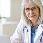 Psycholożka, adwokatka, pediatrka – co Polacy sądzą o feminatywach?