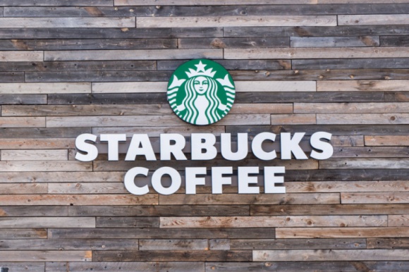 Starbucks z receptą na upalne lato! Styl życia, LIFESTYLE - Latem mamy zdecydowanie mniejszą ochotę na gorące napoje, jak kawa czy herbata. Ale co zrobić, gdy tęsknota do stałej dawki kofeiny i ukochanego smaku jest zbyt silna? Bariści Starbucks radzą, jak połączyć lato z kawą