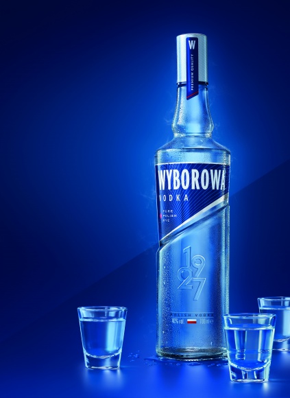 IKONA SPOTKAŃ w nowej odsłonie Styl życia, LIFESTYLE - Na myśl o ikonie przychodzi nam do głowy wiele skojarzeń – postaci, miejsc i przedmiotów, które bezwzględnie zasługują na to miano. Wśród nich bez wątpienia jest Polska Wódka – Wyborowa, która łączy z innymi lepiej niż niejeden smartfon – od teraz w nowej odsłonie.
