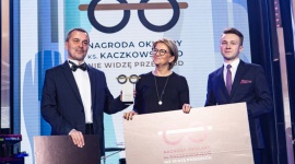 Nie widząc przeszkód, by zmieniać świat na lepsze Styl życia, LIFESTYLE - 20 września 2019 w Sopocie w Sali Koncertowej Polskiej Filharmonii Kameralnej odbyła się gala nagrody “Okulary ks. Kaczkowskiego. Nie widzę przeszkód”. Zwycięzcą I edycji ogólnopolskiej nagrody został Paweł Grabowski, a miejsce II i III zajęli Jolanta Bobińska i Paweł Bilski.