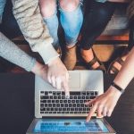 „Somsiad ma horom curke, a jego madka lubi pieseły” – czy Internet zagraża popra
