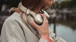 Nowy wymiar odbierania muzyki – nauszne słuchawki Clam ANC DGTL od Fresh n Rebel Styl życia, LIFESTYLE - Jeszcze lepsze odcięcie się od zewnętrznych hałasów lub zupełnie przeciwnie – wyostrzona słyszalność dźwięków otoczenia za sprawą trybu Ambient Sound, a także atrakcyjny design i nowa kolorystyka – holenderska marka Fresh n Rebel prezentuje nowość – słuchawki Clam ANC DGTL.