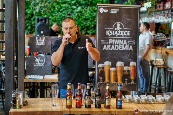 Piwna Akademia Książęcego oraz Akademia Czeskiego Servingu na szlaku talentów! Styl życia, LIFESTYLE - W październiku ruszyły kolejne Piwne Akademie Książęcego i Akademie Czeskiego Servingu dedykowane mistrzom sztuki barmańskiej. To kontynuacja prestiżowego projektu Kompanii Piwowarskiej z udziałem marek Książęce, Pilsner Urquell oraz Kozel.