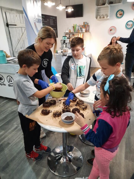 Słodkie warsztaty, choć bez cukru Styl życia, LIFESTYLE - W środę popołudniu podopieczni Fundacji dla Dzieci z Cukrzycą “3mam cukry”, podczas warsztatów w Fit Cake, uczyli się, jak przygotować deser dla diabetyków.