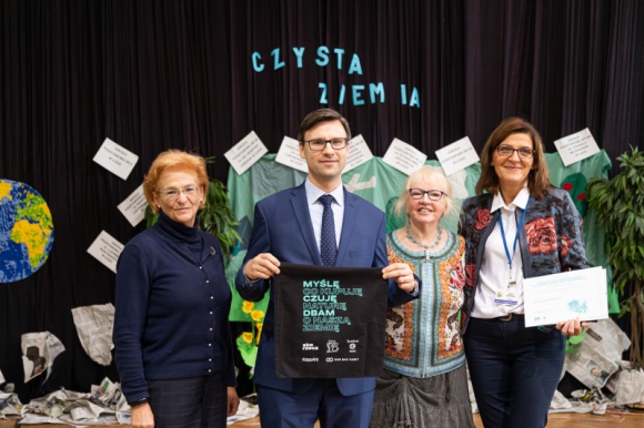 Kolejna edycja programu „Czysta Ziemia”- P&G edukuje ekologicznie Styl życia, LIFESTYLE - Procter & Gamble, lider branży FMCG na świecie, rozpoczął w Polsce drugą odsłonę programu „Czysta Ziemia”. Jest to wieloletnia inicjatywa stanowiąca element strategii zrównoważonego rozwoju koncernu.