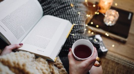 6 sposobów na pokonanie jesiennej chandry Styl życia, LIFESTYLE - Krótkie dni, deszczowa pogoda – listopadowa aura może powodować brak motywacji i spadek energii. Jednak nie musi tak być! Poniżej przedstawiamy najlepsze sposoby na pokonanie jesiennej chandry, które możecie wcielić w życie w każdej chwili.