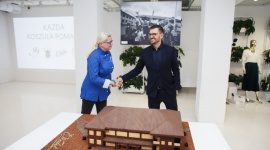„#Każda koszula pomaga” w budowie szkoły w Ghanie Styl życia, LIFESTYLE - Omenaa Foundation we współpracy z marką E.Wedel realizuje kolejną edycję akcji charytatywnej „#Każda koszula pomaga”.