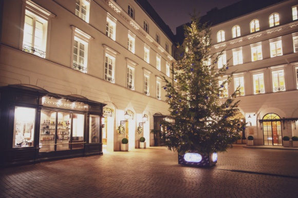 Najwyższa żywa choinka w Warszawie stanęła na Placu Bankowym 1 Styl życia, LIFESTYLE - Kamienica przy Placu Bankowym 1 jest gotowa do świąt. Na jej dziedzińcu stanęła okazała, żywa choinka, a na elewacji budynku pojawiły się świąteczne ozdoby.