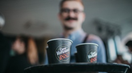 Znamy zwycięzców Race to Racer i Best Barista Caffè Vergnano! Styl życia, LIFESTYLE - W weekend w Krakowie wyłoniono laureatów dwóch prestiżowych konkursów baristycznych organizowanych przez Caffè Vergnano. Tytuł Best Barista 2019 przypadł Mariuszowi Bałutowi, natomiast najlepszym basistą w konkursie Race to Racer okazał się Szymon Kiełbasa.
