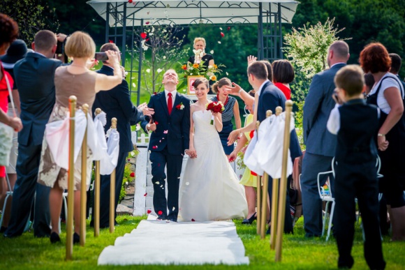 Wesele w amerykańskim stylu - czyli Ameryka coraz bliżej. Styl życia, LIFESTYLE - „American wedding” to nowy trend, którym interesuje się coraz większe grono narzeczonych. Zniesienie obowiązku posiadania wiz sprawiło, że wielu Polaków mocniej zainteresowało się kulturą amerykańską, planując w niedalekiej przyszłości odwiedzenie tego kraju.
