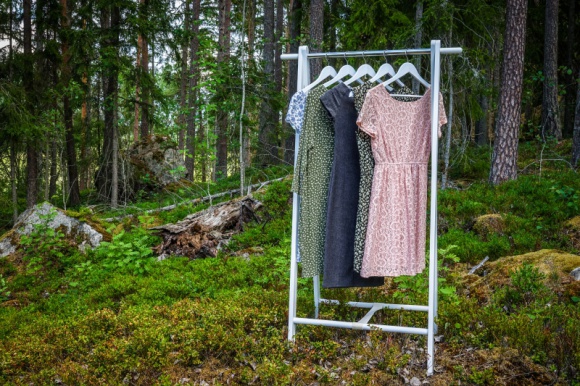 4 proste sposoby na eko szafę Styl życia, LIFESTYLE - Decyzje, które podejmujemy każdego dnia, wpływają na jakość naszego środowiska przez całe lata. Na szczęście mamy dla Was 4 proste, praktyczne nawyki, które może przyjąć każdy miłośnik mody, aby wywrzeć pozytywny wpływ na planetę bez radykalnej zmiany stylu życia.