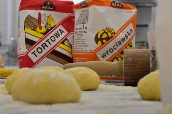Podlaskie Zakłady Zbożowe na Tłusty Czwartek polecają pączki i faworki Styl życia, LIFESTYLE - Pączki, faworki, obwarzanki i inne słodkości – tylko jeden raz w roku nie idą w biodra i można się nimi delektować do woli.