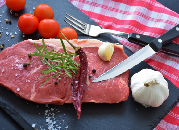 Czy podatek od mięsa wyszedłby nam na zdrowie? Styl życia, LIFESTYLE - Na początku lutego stowarzyszenie TAPPC zaproponowało wprowadzenie w Unii Europejskiej podatku od produktów odzwierzęcych, który miałby doprowadzić do zmniejszenia ich spożycia. Wszystko w trosce o dobrostan nasz i naszej planety.