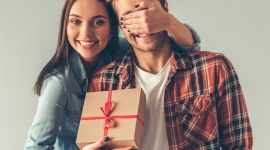 Kiedy chłopcy noszą bokserki, mężczyźni noszą SAXXy Styl życia, LIFESTYLE - O ile wskazanie terminu Dnia Kobiet nie sprawia większości z nas problemu, tak podanie daty święta płci przeciwnej, może okazać się problemem. Dzień Chłopaka we wrześniu czy może Dzień Mężczyzny w marcu? Dwie dość odległe daty… (...)