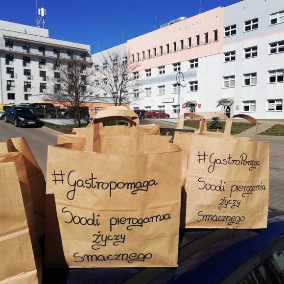 #GastroPomaga Białystok Styl życia, LIFESTYLE - Kilka lokali gastronomicznych z Białegostoku skrzyknęło się na Facebooku i założyło grupę Gastro Pomaga Białystok. Dowożą do szpitali i pogotowia jedzenie i kawę. Zachęcają innych, by się do nich dołączyli. Lekarze mówią, że takie wsparcie sprawia, że czują, że nie zostali sami.