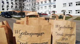 #GastroPomaga Białystok Styl życia, LIFESTYLE - Kilka lokali gastronomicznych z Białegostoku skrzyknęło się na Facebooku i założyło grupę Gastro Pomaga Białystok. Dowożą do szpitali i pogotowia jedzenie i kawę. Zachęcają innych, by się do nich dołączyli. Lekarze mówią, że takie wsparcie sprawia, że czują, że nie zostali sami.