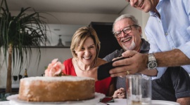 Razem w te święta - nagraj wideożyczenia dla rodziny Styl życia, LIFESTYLE - Tegoroczna Wielkanoc z pewnością będzie inna niż zwykle. Światowa pandemia koronawirusa uniemożliwia nam spotkania z rodziną i przyjaciółmi, które dla większości z nas stanowią kwintesencję każdych świąt. Z pomocą przychodzi nam jednak technologia.