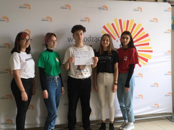 KORONAWIRUS. Szkolni wolontariusze gotowi do pomocy Styl życia, LIFESTYLE - Wolontariusze ze szkolnego koła wolontariatu Zespołu Szkół Społecznych Fundacji Edukacji „Fabryczna 10” organizują się, by pomagać osobom potrzebującym także w trudnych czasach epidemii. I są gotowi wspierać ich na różne sposoby.