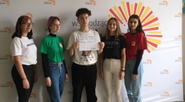 KORONAWIRUS. Szkolni wolontariusze gotowi do pomocy Styl życia, LIFESTYLE - Wolontariusze ze szkolnego koła wolontariatu Zespołu Szkół Społecznych Fundacji Edukacji „Fabryczna 10” organizują się, by pomagać osobom potrzebującym także w trudnych czasach epidemii. I są gotowi wspierać ich na różne sposoby.