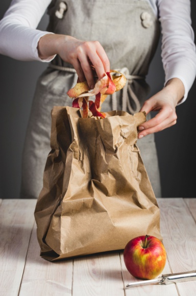Co wrzucać do brązowego pojemnika na bioodpady? Styl życia, LIFESTYLE - Do żółtego kontenera wrzucamy plastik i metale, do zielonego – szkło, do niebieskiego – papier. A co do pojemnika brązowego?